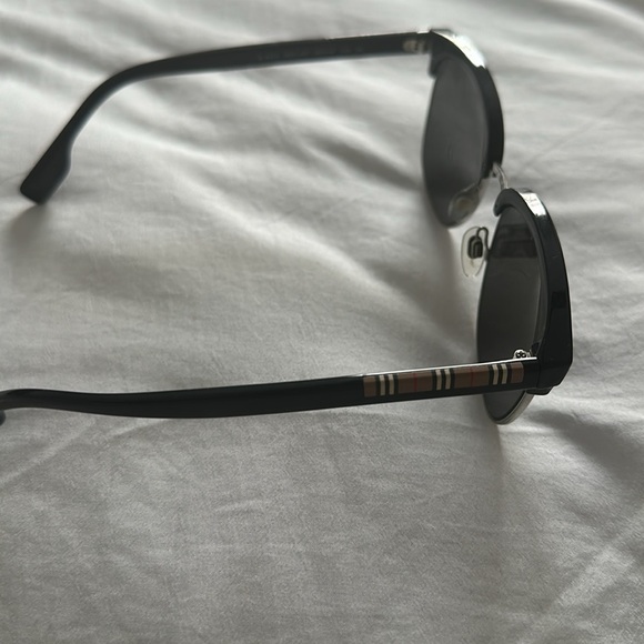 Brand new Burberry sunglasses - Picture 5 of 7